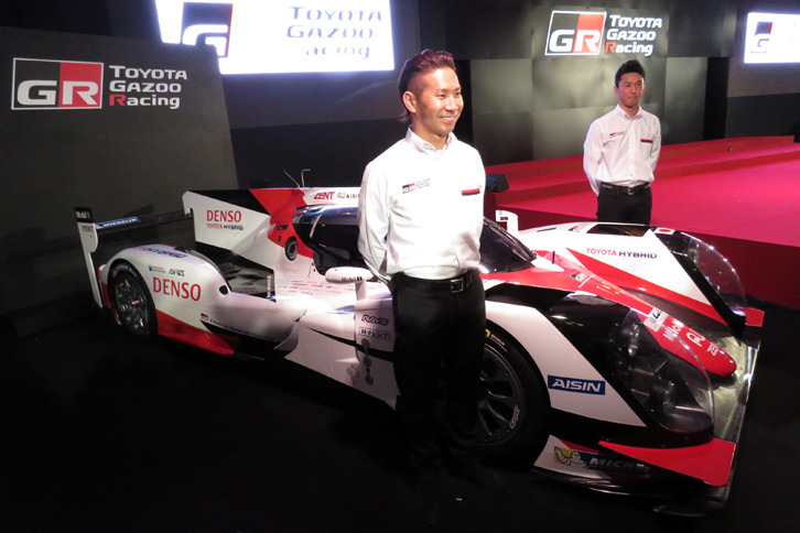 2016年のWECに投入される「TS050 HYBRID」と、小林可夢偉選手（手前）、中嶋一貴選手（奥）。