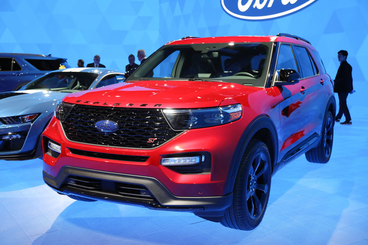 フォードのミドルサイズSUV「エクスプローラー」。現行型のプラットフォームはFFベースだが、新型ではFRベースに戻されることとなった。