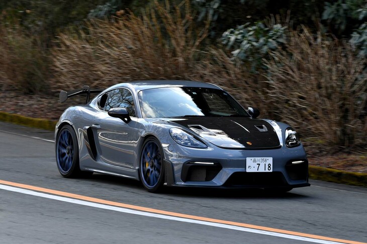 【ポルシェ718ケイマンGT4 RSのスペック】
	ボディーサイズ：全長×全幅×全高＝4456×1822×1267mm／ホイールベース：2482mm／車重：1415kg／駆動方式：MR／エンジン：4リッター水平対向6 DOHC 24バルブ／トランスミッション：7段AT／最高出力：500PS（368kW）/8400rpm／最大トルク：450N・m（45.9kgf・m）/6750rpmタイヤ：（前）245/35ZR20 95Y XL／（後）295/30ZR20 101Y XL（ミシュラン・パイロットスポーツ カップ2）／燃費：13.2リッター/100km（約7.6km/リッター、WLTPモード）／価格：1878万円
	
	【取材時の燃費データ】
	テスト距離：276.9km（市街地2：高速道路5：山岳路3）／使用燃料：42.3リッター（ハイオクガソリン）／参考燃費：6.5km/リッター（満タン法）／7.6km/リッター（車載燃費計計測値）