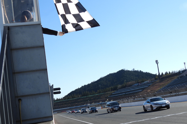 チェッカードフラッグを受け、パドックへと戻るサーキットクルーズの車列。参加者の声を聞くと、なんだかんだいって「今日のイベントで、これが一番楽しかった！」という人が多かった（子供は除く）。