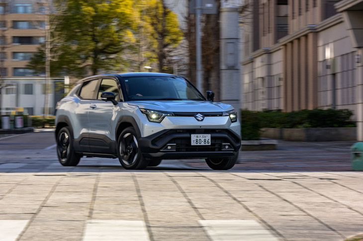 全幅1.8mのワイドボディーと、2.7mの長いホイールベース、そして18インチの大径タイヤの持ち主ながら、取り回しのしやすさは上々。最小回転半径は5.2mと、先達にあたる「エスクード」と同等に抑えられている。