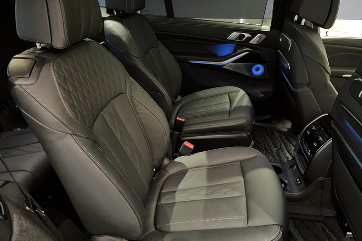 BMW X7ブラックアルファ（セカンドシート）