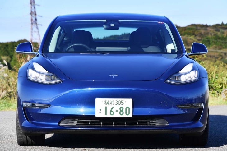内燃機関を持たない「モデル3」には、冷却用のフロントグリルも存在しない。ノーズが低いこともあり、キャビンはこんもりと高く見える。