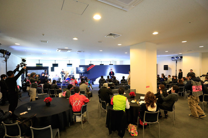 イベントに先立って行われた開会式の様子。今回のイベントには22台の「コルベット」が参加した。