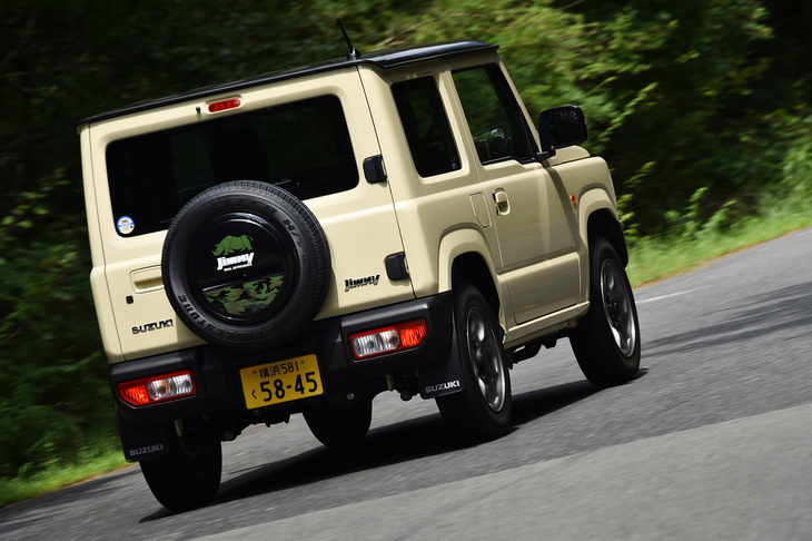 「ジムニー」の足まわりには、対地クリアランスと剛性を確保すべく、左右の車輪をダイレクトにつなぐリジッドアクスル式サスペンションが採用されている。