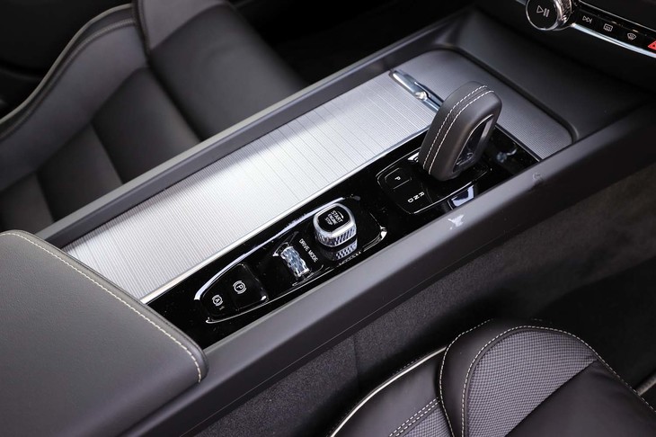 変速機は従来どおりの8段ATだが、「T5」と比べると全体的にギア比が低められている。シフトセレクターも「R-DESIGN」専用デザイン。