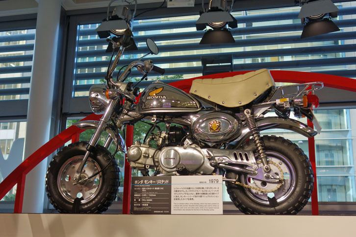 「モンキー リミテッド」（1979年）。タンクやサイドカバーをシルバーメッキでドレスアップした限定モデル。シリーズ初のマニュアルトランスミッション（4段）を採用したタイプも設定された。価格は13万8000円。