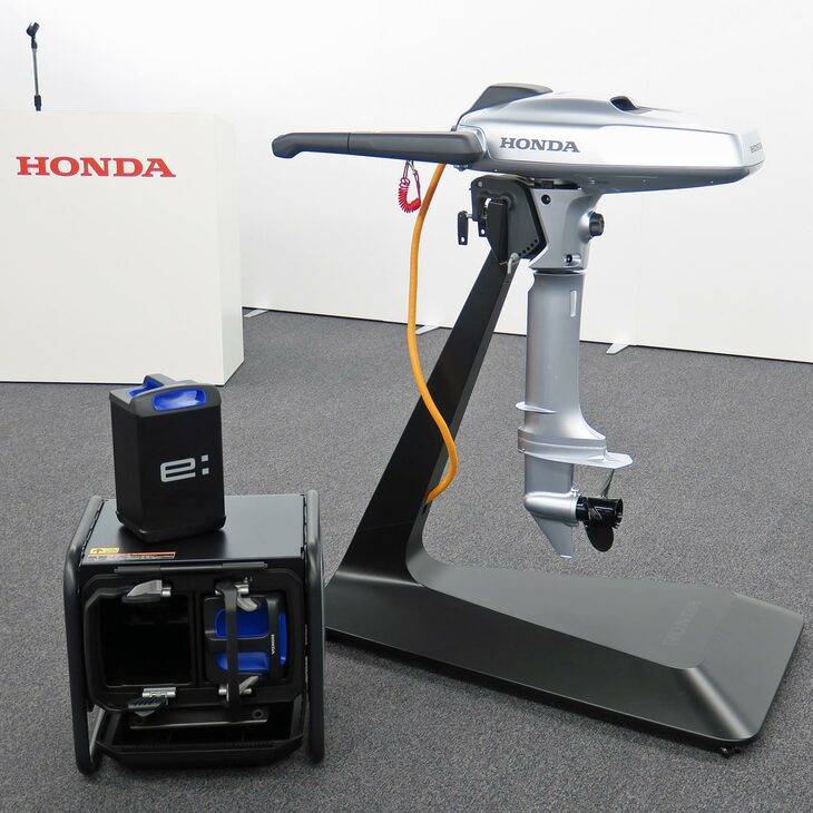 遊覧船に積まれる電動推進機と、着脱式可搬バッテリー「モバイルパワーパック・イー」およびそのバッテリーボックス。電動推進機はモーターおよびコントロールユニットをホンダが、ドライブトレインやフレームなどをトーハツが開発した。少しでも早く認証を取得するため、国内における推進機販売で多くのノウハウを持つトーハツに力を借りたのだ。