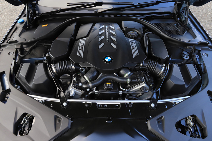 4.4リッターV8ツインターボエンジンは、Vバンク内に2基のツインスクロールターボチャージャーをレイアウト。最大350barの高圧直噴システムが備わるほか、シリンダー内部には特殊コーティングが施されている。