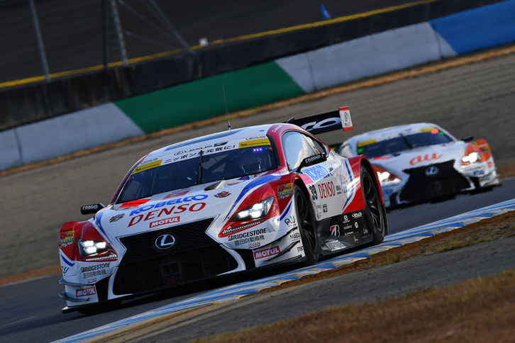 No.39 DENSO KOBELCO SARD RC Fは、結局2位でレースを終えたものの、ポイントランキングではトップに。王座をかけて最終戦に臨む。