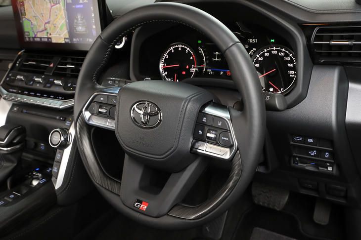 「GR」マークとカーボン調の装飾が目を引くステアリングホイール。他のグレードとは異なる内外装も「GRスポーツ」の特徴だ。