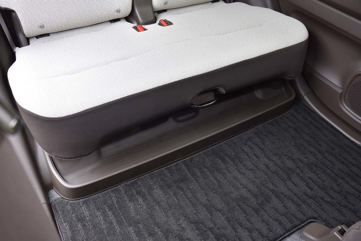 後席下の収納トレーは先代から継承。ぬれた傘を置くなどの使い方が想定されている。