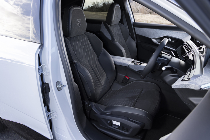 シート表皮はアルカンターラとテップレザーの組み合わせ。タッチスクリーンを介してボルスターの幅を調整できる。