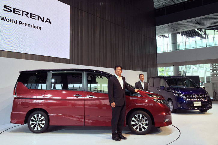 新型「セレナ」と日産の坂本秀行副社長（手前）、中村公泰副社長（奥）。
