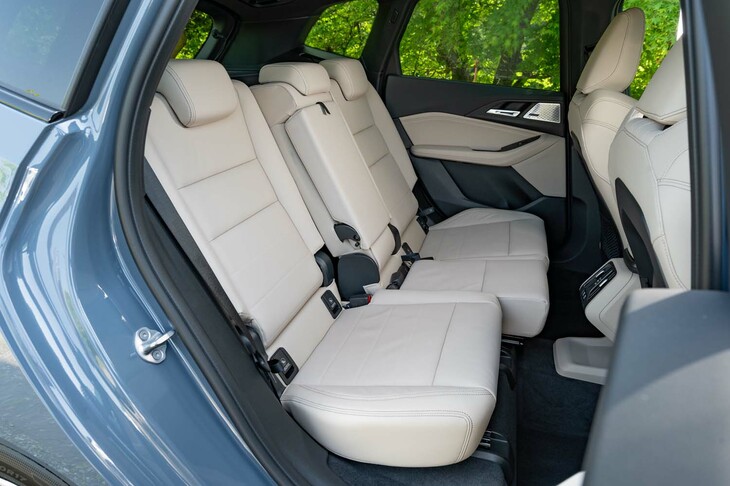 「Bクラス」に対するアドバンテージのひとつが後席にスライド機構が備わること。写真は奥を一番前に、手前を一番後ろに固定したところ。