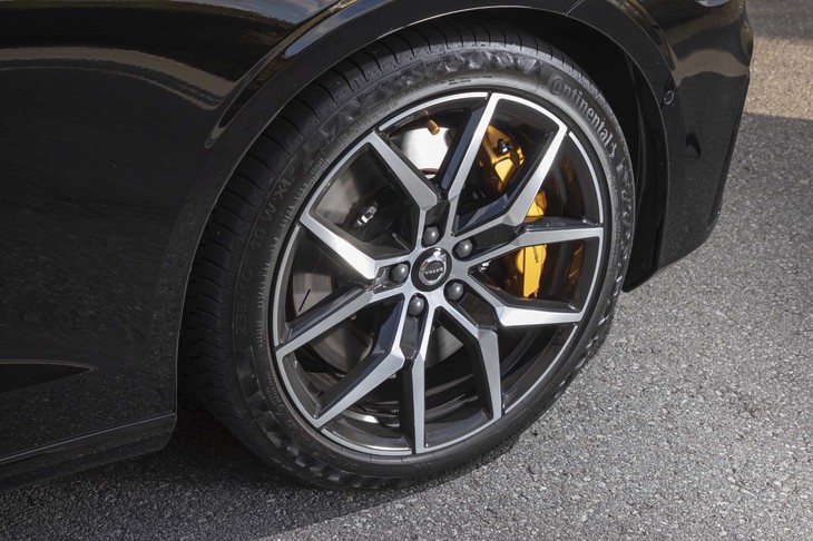 フロントにはブレンボ製の6ピストンブレーキキャリパーを装備。キャリパーだけでなくブレーキホースも強化品に換装されている。