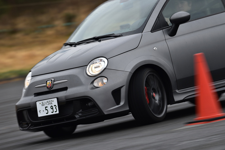 OZレーシング製の18インチアロイホイールと組み合わされるタイヤのサイズは、215/35R18。テスト車には「グッドイヤー・イーグルF1アシメトリック2」が装着されていた。