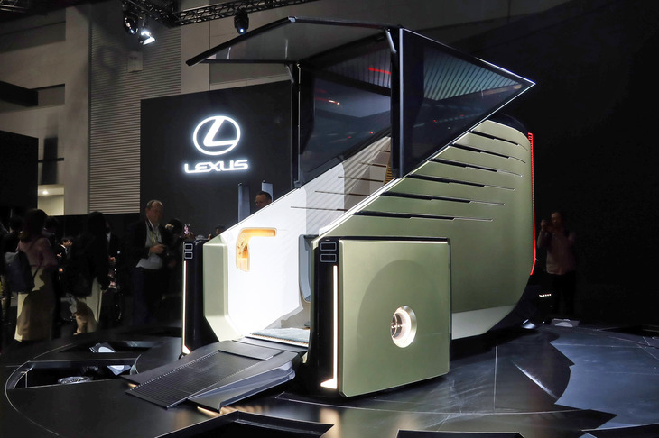 JMSの会場に飾られた「LSマイクロ コンセプト」。完全個室型のパーソナルモビリティーだ。