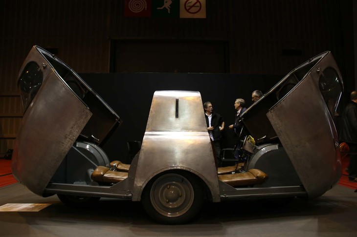 1947年「アラマニー」。エンジンは前後席の間に搭載されており、正真正銘のミドシップである。