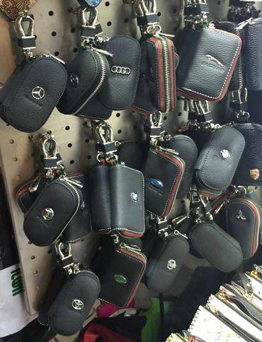 同じく田子坊にて。メーカー非公認キーケースの数々。メルセデス・ベンツ、ジャガー、アウディなどに交じってトヨタや日産があるのは人気ブランドの証しか。