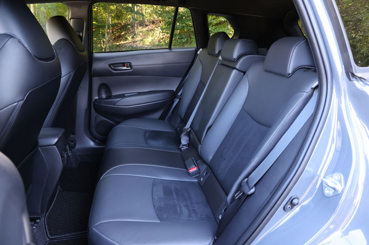 足もとと頭上スペースに十分な余裕を感じさせる「カローラ クロスGRスポーツ」の後席。背もたれには60：40の分割可倒機構と2段階のリクライニング機構が備わる。