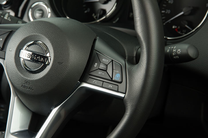 「プロパイロット」のオン／オフスイッチは、ステアリングホイール上に備わる。