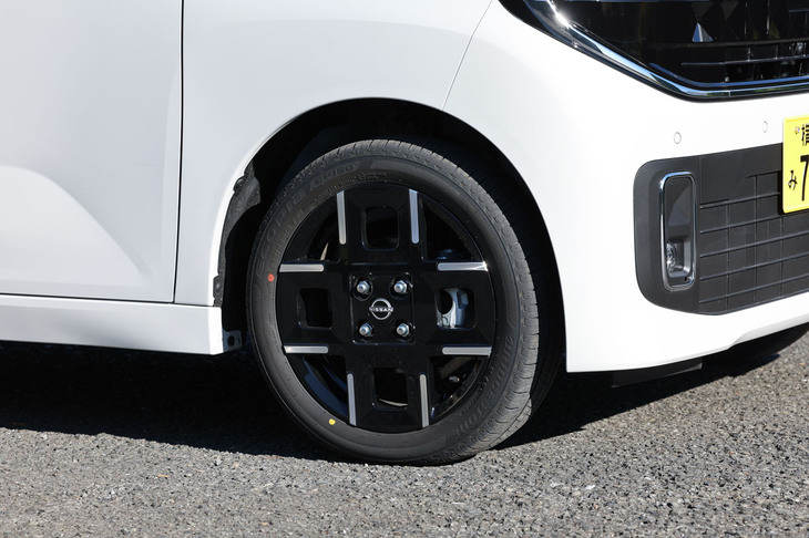 「ルークス ハイウェイスターGターボ プロパイロットエディション」には、15インチサイズの8本スポークデザインアルミホイールが標準で装備される。今回の試乗車は165/55R15サイズの「ブリヂストン・エコピアEP150」タイヤを組み合わせていた。