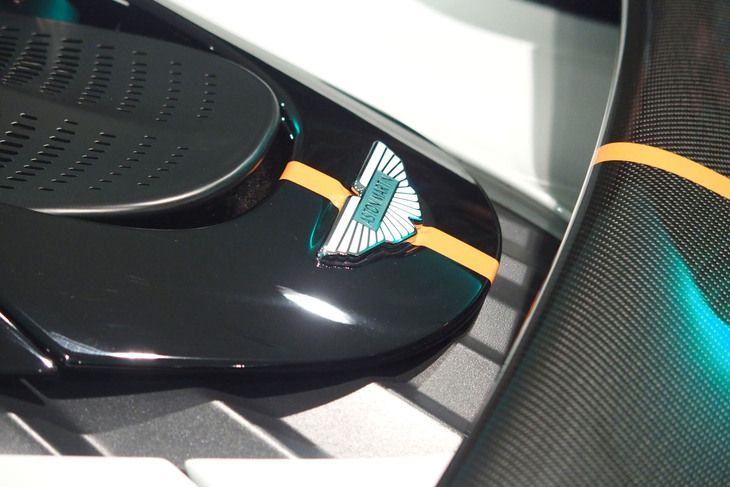 アストンマーティン・ヴァルハラ（リアのエンブレム）