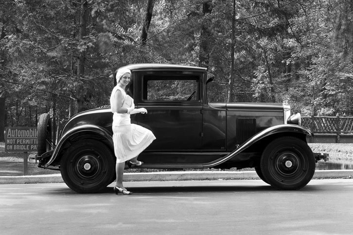 長年にわたりT型のみを造り続けてきたフォードに対し、ゼネラルモーターズは毎年のようにモデルチェンジを繰り返し、ユーザーの注目を集める方法をとった。写真はシボレー・ナショナル シリーズの1929年型2ドアクーペ。