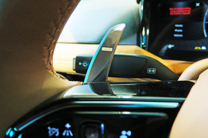 アストンマーティンDB12（シフトパドル）