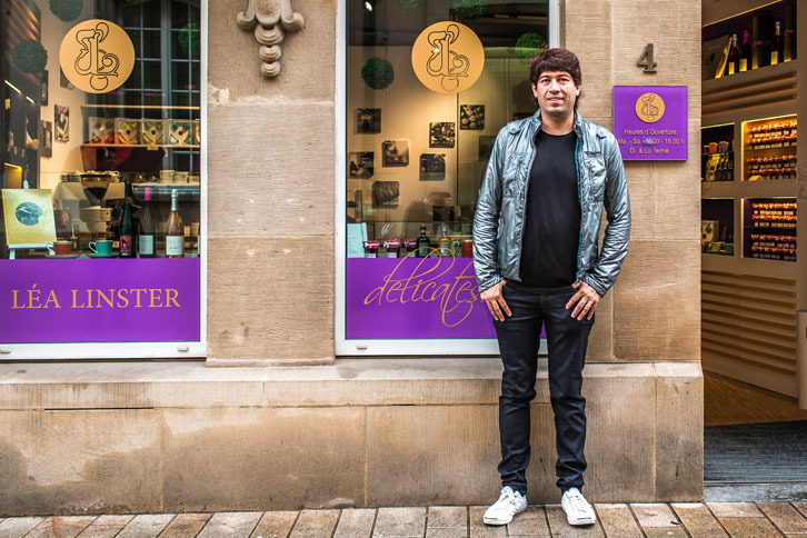 
	＜著者プロフィール＞
	サッシャ（ラジオDJ、ナレーター、声優、タレント、スポーツ実況、MC）
	ドイツ人の父と日本人の母の間にドイツで生まれ10歳で日本に移住。ラジオDJとして15年のキャリアを持ち、現在J-WAVEで平日昼の番組を担当。モータースポーツ、サッカー、サイクルロードレースの実況アナウンサーとしても活躍。宮﨑駿監督の映画『風立ちぬ』声優、日本テレビ『金曜ロードSHOW！』映画ナビゲーター、など多方面で活躍中。
	オフィシャルHP：
	http://www.sascha348.com/
	ブログ :
	http://lineblog.me/sascha/
	