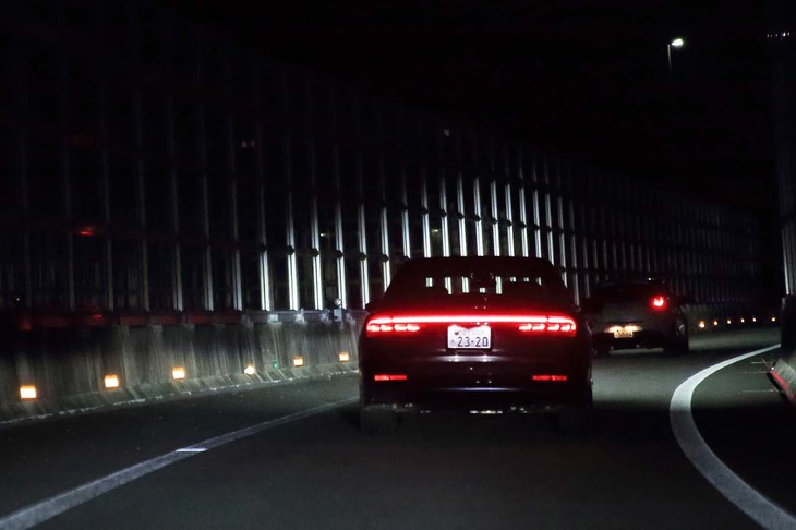 「HDマトリクスヘッドライト」をオンにして夜道を行く「A8」。広く前方を照らしつつも、先行車には光があたらないよう配光されているのがわかる。