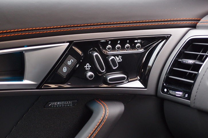 ドアパネルには、シートの調節スイッチが並ぶ。ランバーサポートやサイドサポートも調整が可能。