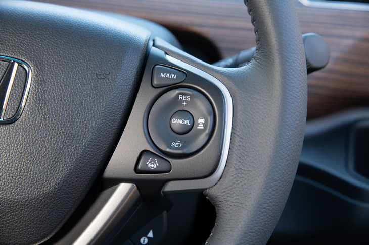 ステアリングホイールに備わるアダプティブクルーズコントロール（ACC）の操作スイッチ。ACCについては、加減速時のフィーリングの改善と、前走車がいなくなった際の加速への移行時間の短縮が図られている。