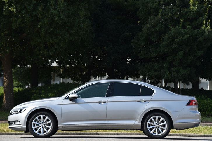 流麗なシルエットを描く「フォルクスワーゲン・パサート」のサイドビュー。新グレード「TSIエレガンスライン」のリアウィンドウにはダークティンテッドガラスが採用されており、見た目のよさだけでなく、プライバシーや強い日差しにも配慮されている。