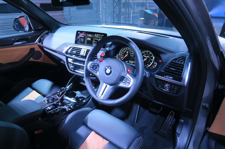 「X3 M」「X4 M」とも、「マルチファンクションMスポーツレザーステアリングホイール」を採用。あらかじめ登録しておいた自分好みのセッティングに、ワンタッチで変更可能な「M1／M2」スイッチがスポーク上部に配置される。