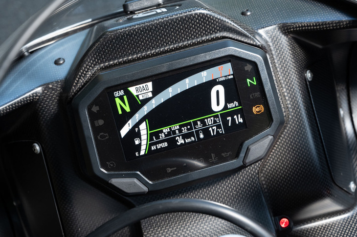 ベース車由来の4.3インチTFT液晶ディスプレイ……より、その周囲のインナーパネルに注目。「KB4」のボディーワークはどこもカーボンファイバー製で、車両の軽量化に寄与している。