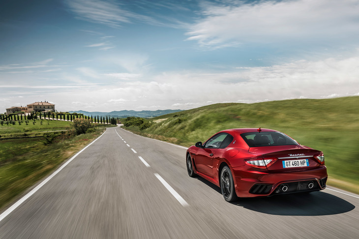 12年にわたるモデルライフに幕を下ろす「グラントゥーリズモ／グランカブリオ」。EVになるという次期モデルの出来栄えに期待したい。