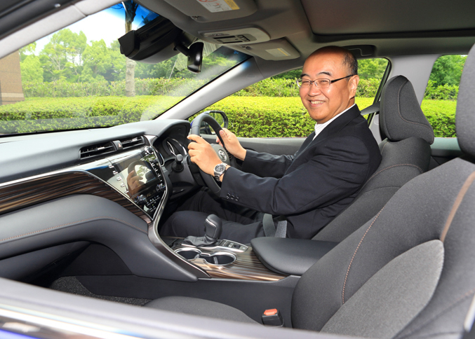 ラリー競技の経験もある“カーガイ”の勝又チーフエンジニア。「今回の『カムリ』でプラットフォームやエンジンなど異なる要素を同時に刷新できたのは、まるで惑星直列のような、またとないチャンスでした」と笑顔を見せる。