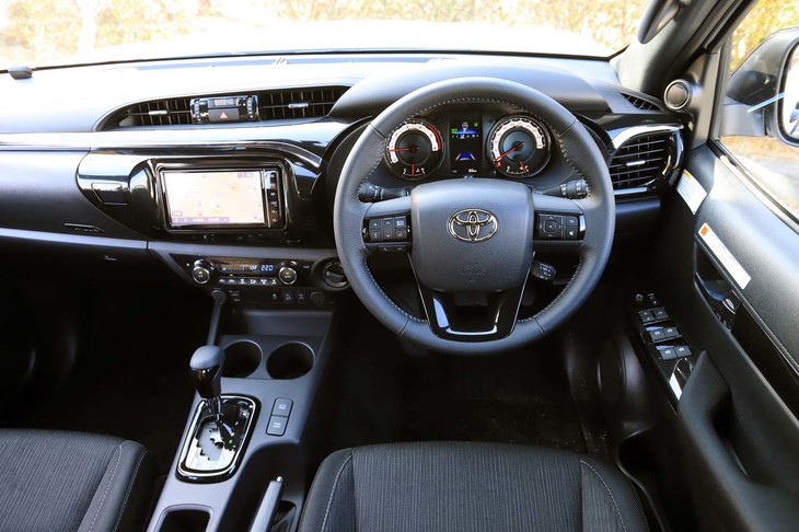 操作性や視認性重視のデザインを採用したシンプルなインテリア。センターコンソールのエアコンスイッチ横に駆動方式のダイヤル式セレクターが配置されている。