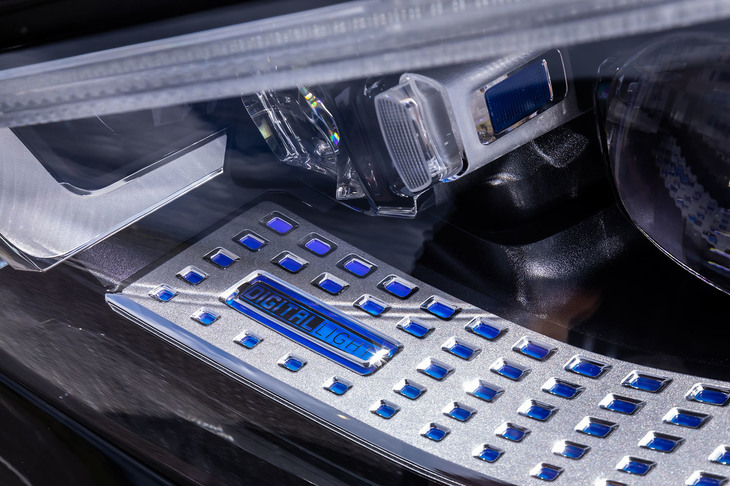 片側約130万画素のプロジェクターモジュールを制御し、前走車や対向車を幻惑させることなく広範囲を高精度で照射するウルトラハイビーム付き「デジタルライト」が標準装備される。