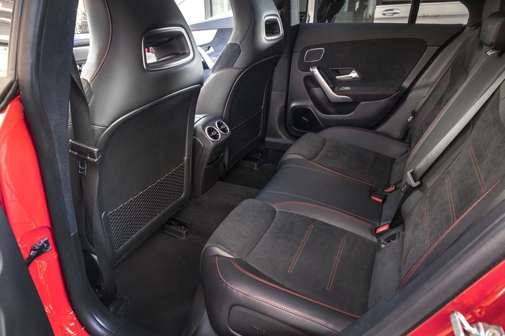 
	後席の居住空間は、ヘッドルームが先代比で3mm拡大。肘部分は44mm、肩まわりのスペースは22mm広がっている。
	