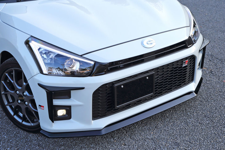 GRパーツをフル装備した「コペン」のフロントまわり。各種空力パーツに加え、車体の帯電を防いで空気抵抗を抑制するディスチャージテープ（バンパー端の「GR」マークのテープ）も装着（？）されていた。