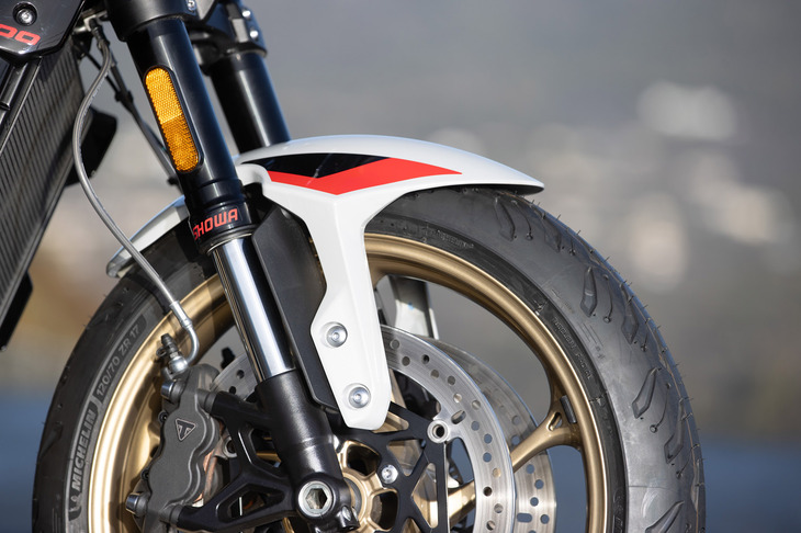 サスペンションは前後ともにショーワで、前はコンプレッションおよびリバウンドダンピング調整機構付きの倒立式SFF-BP（φ41ｍｍ）、後ろはプリロードおよびリバウンド調整機構付きのRSUモノショックとなっている。