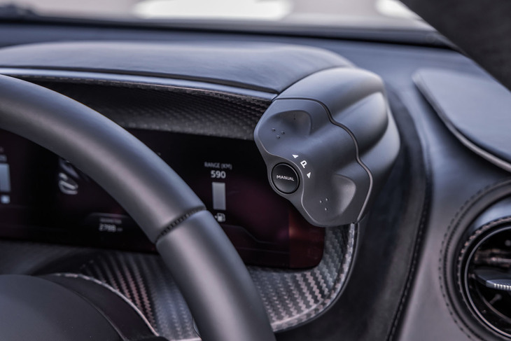 メーターパネルの左右の隅、ハンドルから近い位置にアクティブダイナミクスのセレクタースイッチを配置。走行中でも指を伸ばせば、簡単にドライブモードを変更できる。