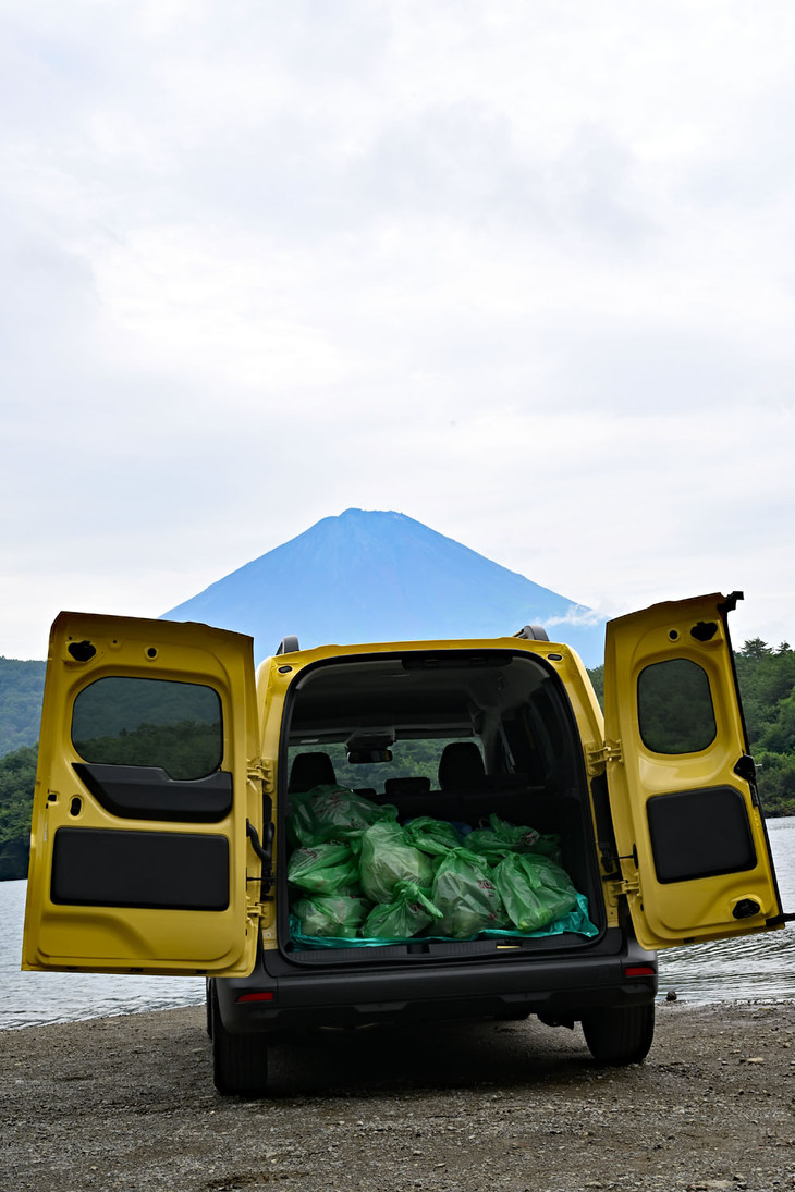 最終的に3人がかりでこれだけのゴミが集まった。働くクルマといっても実際に働くのは人間なわけで、正確には働く人が乗るクルマである。