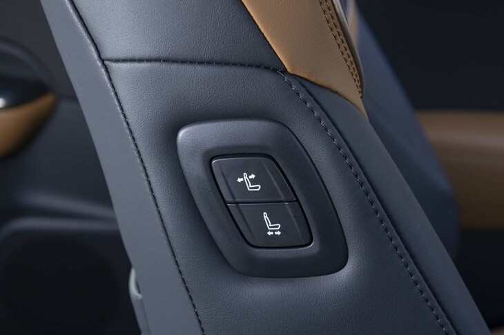 運転席から助手席（スライド＆リクライニング）を操作できるスイッチが付いている。