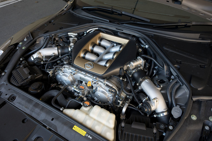 ゴールドの装飾が施されたエンジンカバーも「T-spec」の特徴。エンジンそのものは標準車と同じで、570PSの最高出力と637N・mの最大トルクを発生する。