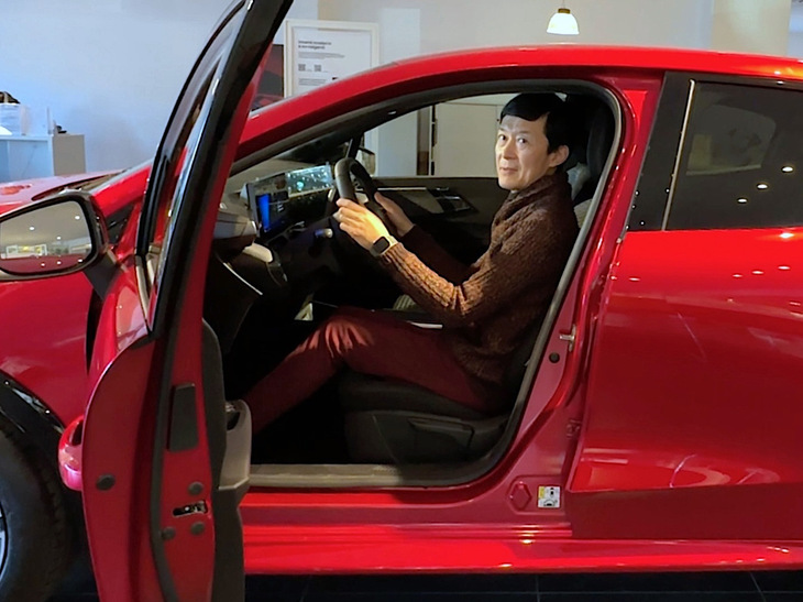 身長166cmの筆者が着座したところ。攻撃的な外観とは対照的に自然な姿勢である。