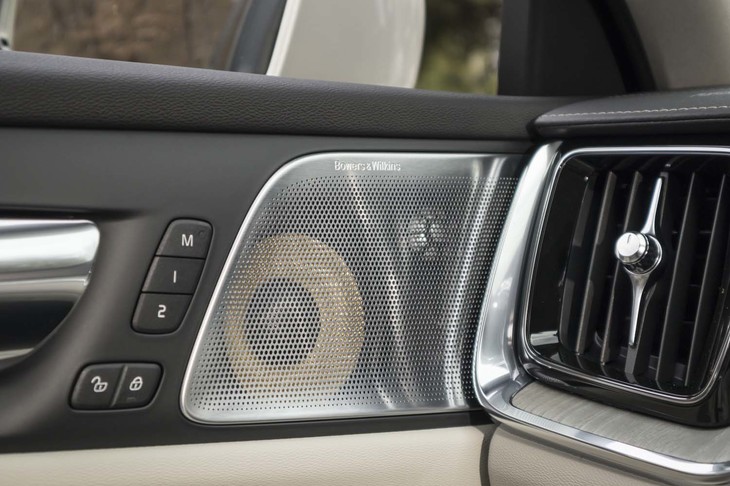 テスト車にはオプションの「Bowers＆Wilkinsプレミアムサウンドオーディオシステム」が装着されていた。15個のスピーカーとサブウーファーで構成される。